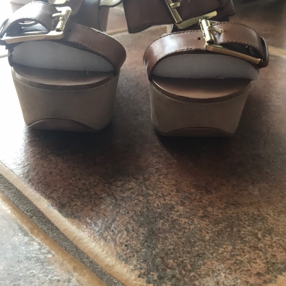 MICCHAEL KORSE WEDGE SANDAL WITH WIDE BUCKLE . - Picture 8 of 13